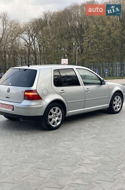 Хэтчбек Volkswagen Golf 2003 в 