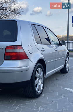 Хэтчбек Volkswagen Golf 2003 в 