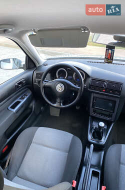 Хэтчбек Volkswagen Golf 2003 в 