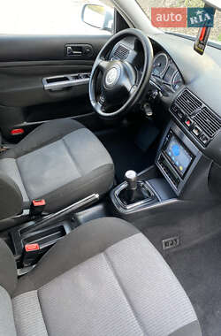 Хэтчбек Volkswagen Golf 2003 в 