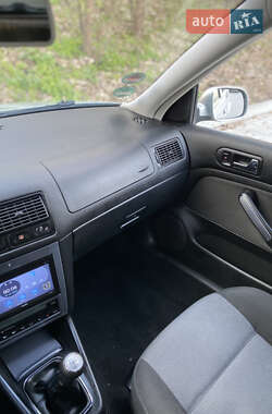 Хэтчбек Volkswagen Golf 2003 в 