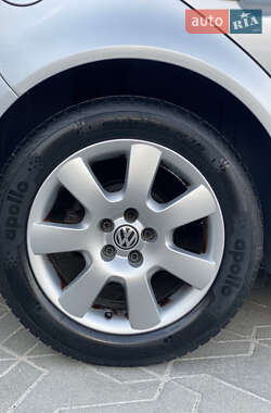 Хэтчбек Volkswagen Golf 2003 в 