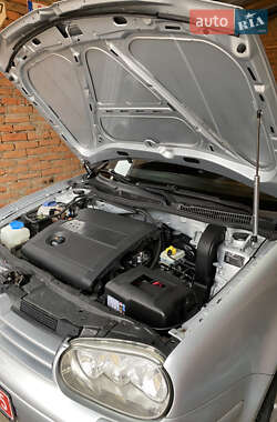 Хэтчбек Volkswagen Golf 2003 в 