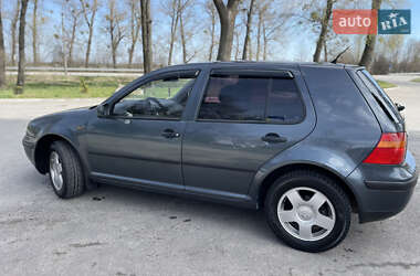 Хэтчбек Volkswagen Golf 2000 в 