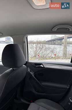 Хэтчбек Volkswagen Golf 2011 в 