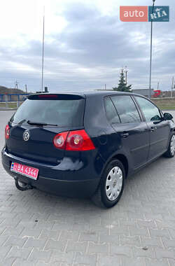 Хэтчбек Volkswagen Golf 2005 в 