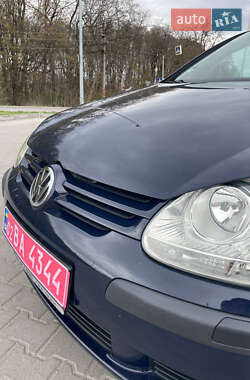 Хэтчбек Volkswagen Golf 2005 в 