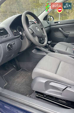 Хэтчбек Volkswagen Golf 2005 в 