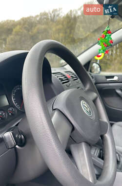 Хэтчбек Volkswagen Golf 2005 в 