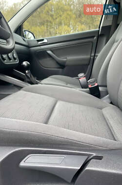 Хэтчбек Volkswagen Golf 2005 в 