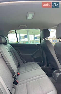 Хэтчбек Volkswagen Golf 2005 в 