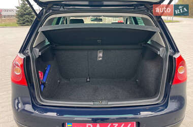 Хэтчбек Volkswagen Golf 2005 в 