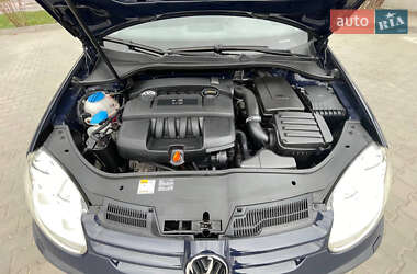 Хэтчбек Volkswagen Golf 2005 в 