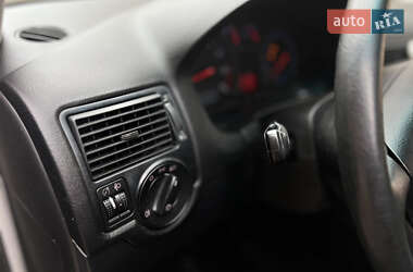 Хэтчбек Volkswagen Golf 2001 в 