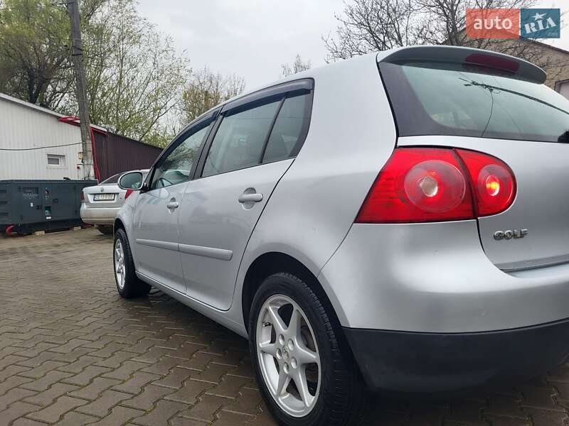 Хэтчбек Volkswagen Golf 2007 в Новоселице
