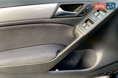 Хэтчбек Volkswagen Golf 2011 в 