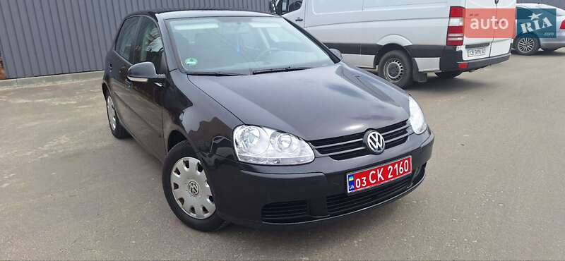Хэтчбек Volkswagen Golf 2005 в 