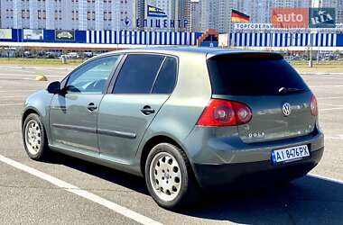 Хэтчбек Volkswagen Golf 2005 в 