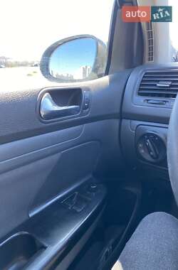 Хэтчбек Volkswagen Golf 2005 в 