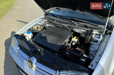 Хэтчбек Volkswagen Golf 2001 в 