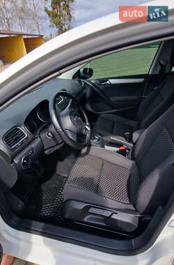 Хэтчбек Volkswagen Golf 2012 в 