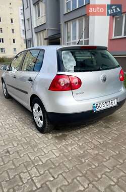 Хэтчбек Volkswagen Golf 2005 в 