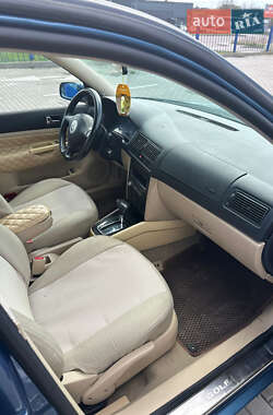 Хэтчбек Volkswagen Golf 1999 в 
