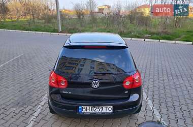 Хэтчбек Volkswagen Golf 2005 в 