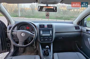 Хэтчбек Volkswagen Golf 2005 в 