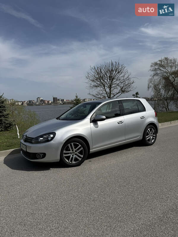 Хэтчбек Volkswagen Golf 2009 в 