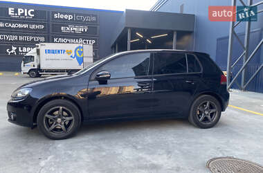 Хэтчбек Volkswagen Golf 2010 в 