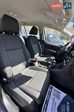 Хэтчбек Volkswagen Golf 2010 в 