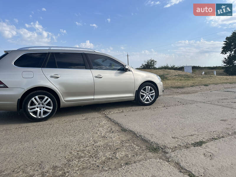 Универсал Volkswagen Golf 2012 в Староказачьем