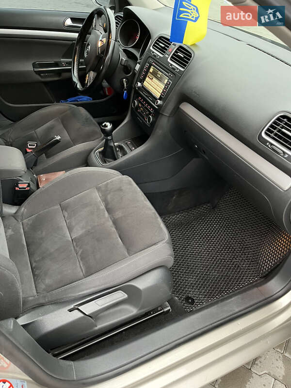 Универсал Volkswagen Golf 2012 в Староказачьем