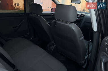 Хэтчбек Volkswagen Golf 2004 в 