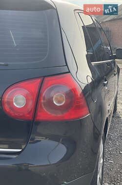 Хэтчбек Volkswagen Golf 2005 в 