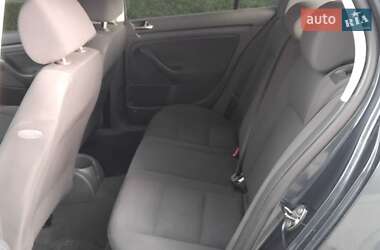 Хэтчбек Volkswagen Golf 2005 в 
