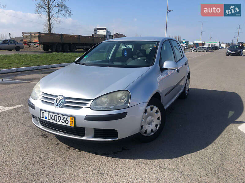 Хэтчбек Volkswagen Golf 2005 в 