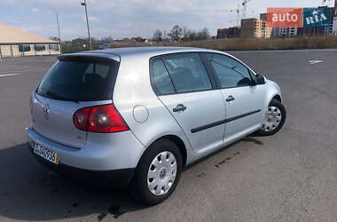 Хэтчбек Volkswagen Golf 2005 в 