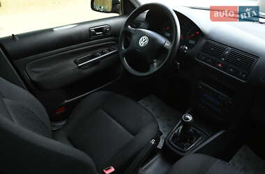 Хэтчбек Volkswagen Golf 2003 в 
