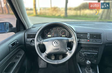 Хетчбек Volkswagen Golf 2001 в 