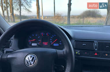 Хетчбек Volkswagen Golf 2001 в 
