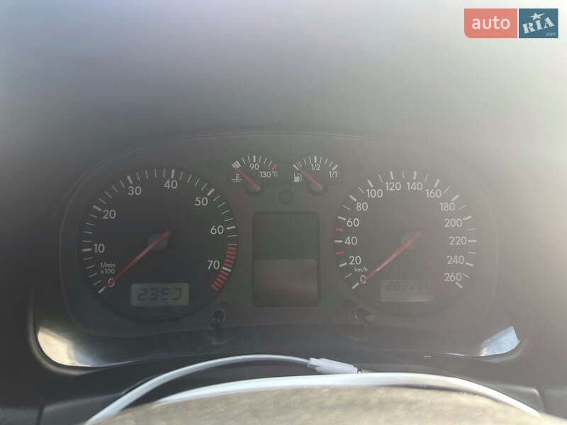 Хетчбек Volkswagen Golf 2001 в Новгород-Сіверському