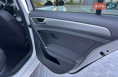 Хэтчбек Volkswagen Golf 2016 в 