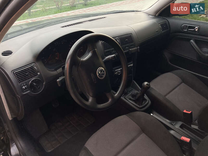 Хетчбек Volkswagen Golf 2001 в Львові