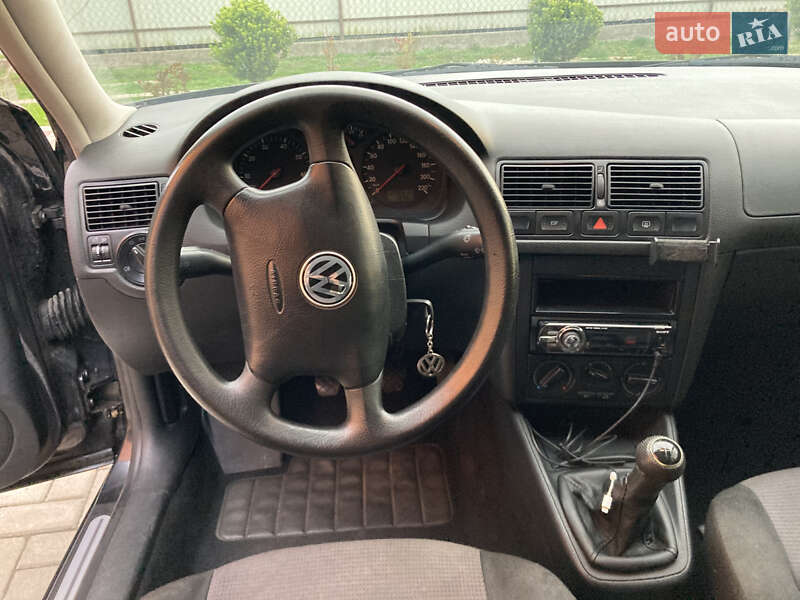Хетчбек Volkswagen Golf 2001 в Львові