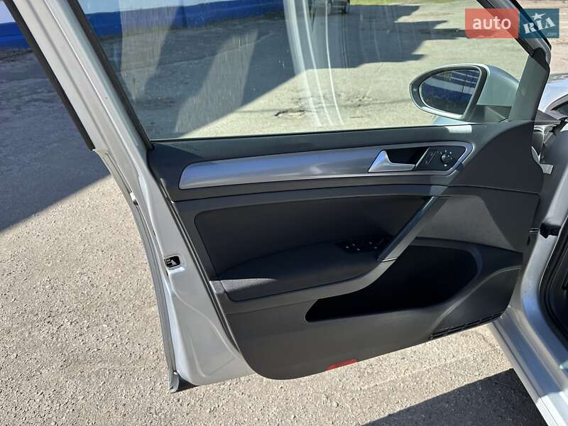 Універсал Volkswagen Golf 2015 в Лебедині