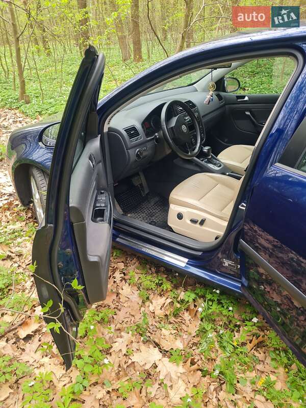 Хетчбек Volkswagen Golf 2005 в Шептицькому