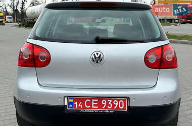 Хэтчбек Volkswagen Golf 2005 в 