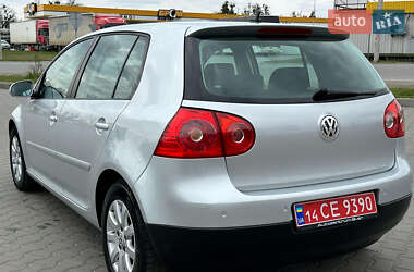 Хэтчбек Volkswagen Golf 2005 в 